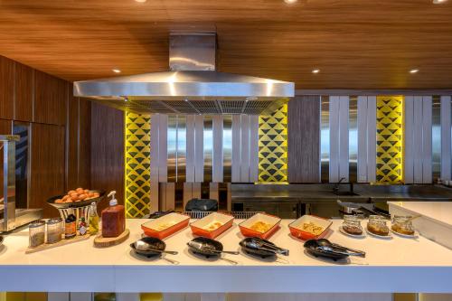 eine Küche mit einer Theke mit Essen darauf in der Unterkunft Namaka Resort Kamala in Kamala Beach