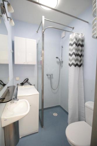 グディニャにある01 Gdynia Centrum - Apartament Mieszkanie dla 2 osのバスルーム(シャワー、洗面台、トイレ付)