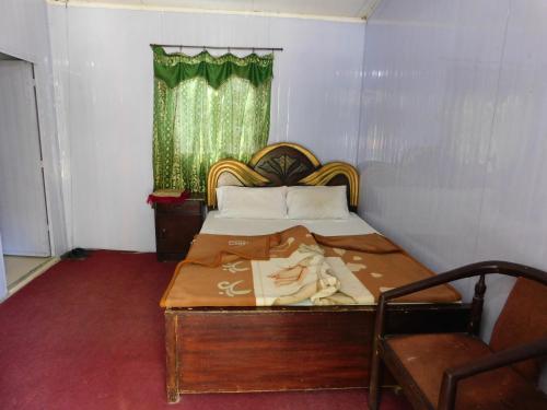 una piccola camera con letto e finestra di Hamaliya Hotel & Restaurant a Bālākot