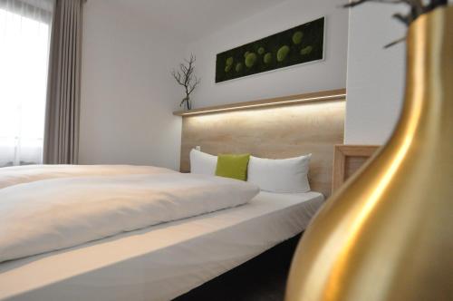 Una cama o camas en una habitación de Hotel Perlach Allee by Blattl