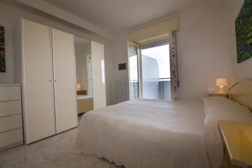 A bed or beds in a room at Condominio International
