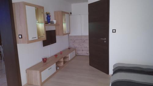 Pokój z łazienką z łóżkiem i lustrem w obiekcie Smaragd apartman w mieście Pecz
