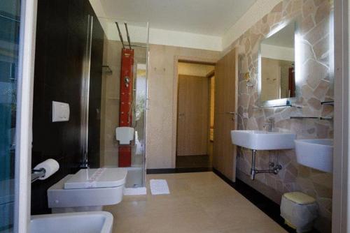 a bathroom with two sinks and a shower at Hotel Parco Dei Principi in Grottammare