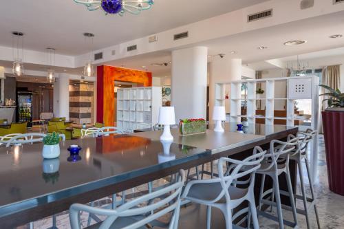 a dining room with a long table and chairs at First Hotel Malpensa in Case Nuove