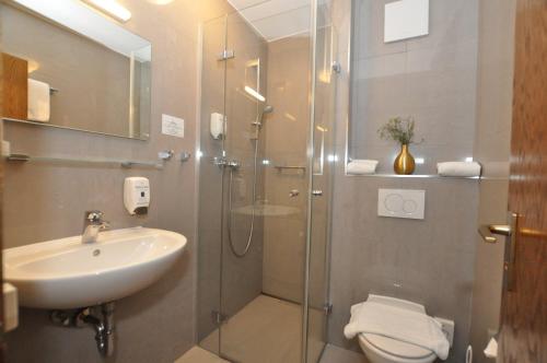 Un baño de Hotel Perlach Allee by Blattl