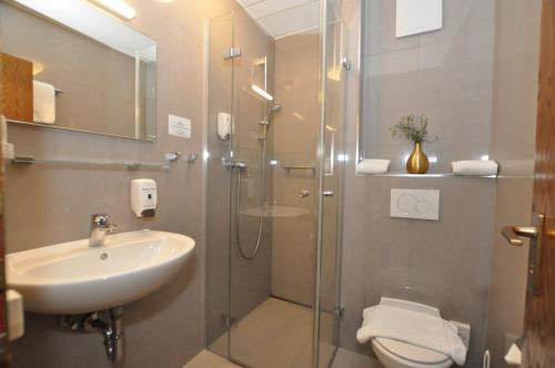 Koupelna v ubytování Hotel Perlach Allee by Blattl