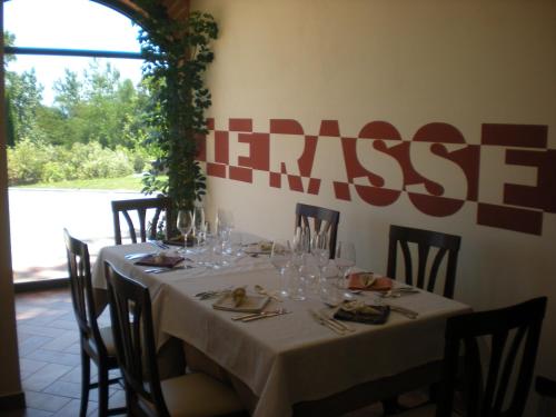 a table in a restaurant with a white table cloth at Le Rasse in Citerna
