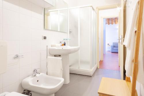 Ex Tribunale Palazzo Bentivoglio Apartment tesisinde bir banyo