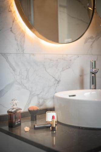 Ein Badezimmer in der Unterkunft Hôtel Le Walt by Inwood Hotels