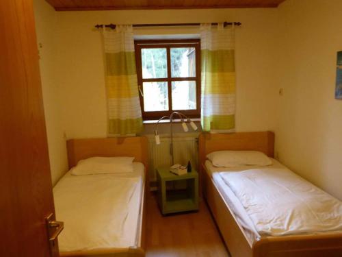ハウツェンベルクにあるAppartement am Waldeckの窓付きの小さな部屋のベッド2台