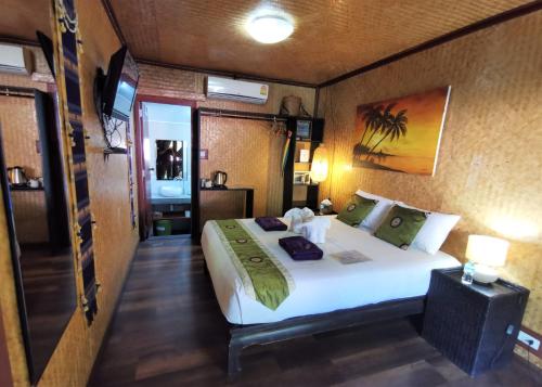 Ліжко або ліжка в номері Baan Sukreep Resort