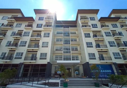 un edificio de apartamentos con el sol en el fondo en Sitio Uno Residences en Roxas City
