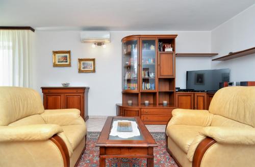 ein Wohnzimmer mit 2 Sofas und einem Couchtisch in der Unterkunft Apartments Valbandon 38 in Fažana
