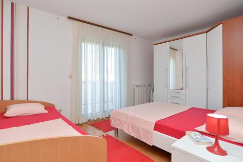 Postel nebo postele na pokoji v ubytování Apartments Valbandon 38