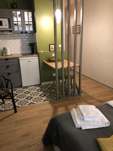 Cette chambre comprend une cuisine et une table avec des serviettes. dans l'établissement Studio Clémenceau proche centre ville, à Montpellier