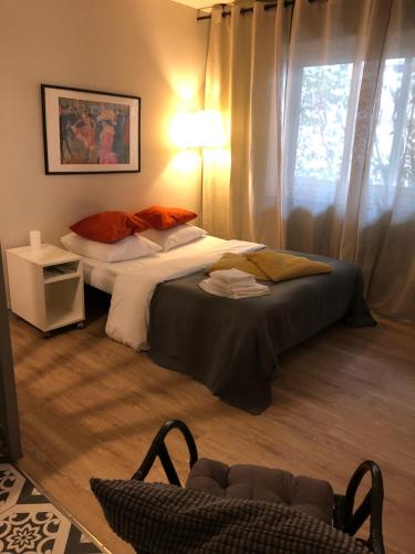 une chambre avec deux lits et une fenêtre dans l'établissement Studio Clémenceau proche centre ville, à Montpellier
