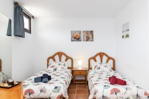 Postel nebo postele na pokoji v ubytování Famara House 12