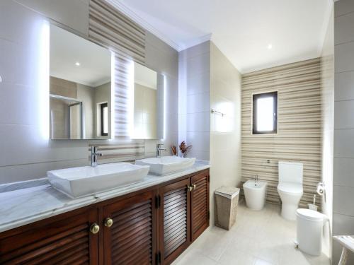 a bathroom with two sinks and a toilet at V3, Villa Belo Horizonte near Beach, Albufeira in Albufeira