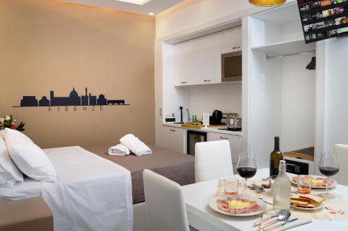 une cuisine et une salle à manger avec une table et des verres à vin dans l'établissement Napoli Central Station Studio, à Naples