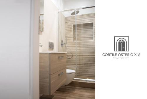 een badkamer met een toilet, een wastafel en een douche bij Cortile Osterio XIV in Cefalù