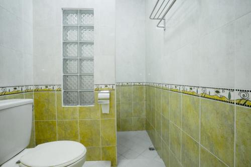 Kamar mandi di Urbanview Hotel Gading Kencana Samarinda by RedDoorz