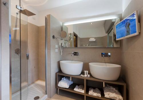 La salle de bains est pourvue d'un lavabo et d'une douche. dans l'établissement LH Hotel Sirio Venice, à Mestre