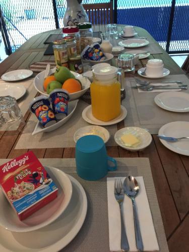 une table avec des aliments et des boissons pour le petit-déjeuner dans l'établissement Experience Island Heritage Home, à Pantai Kok