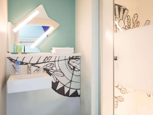 ibis budget Fribourg tesisinde bir banyo