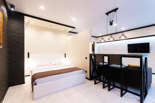 Un pat sau paturi într-o cameră la Loft 174 Apartments