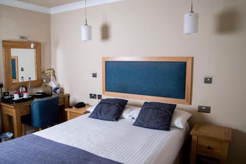 Кровать или кровати в номере Gwesty'r Emlyn Hotel