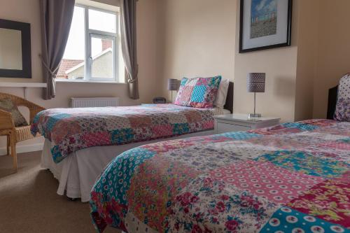 A bed or beds in a room at Roedean Guest House 