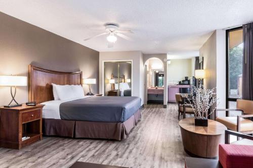 Ένα ή περισσότερα κρεβάτια σε δωμάτιο στο Econo Lodge