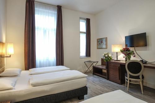 Un pat sau paturi într-o cameră la Hotel Assenzio Prague