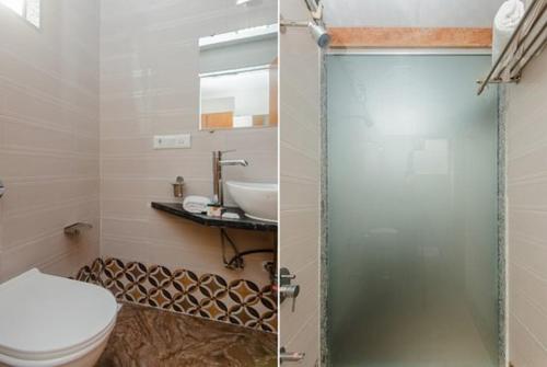 La salle de bains est pourvue de toilettes et d'un lavabo. dans l'établissement Hotel Airside, à Mumbai