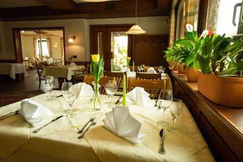a table with glasses and napkins on a table in a restaurant at Gasthaus zum Rössel Lichtenau in Scherzheim