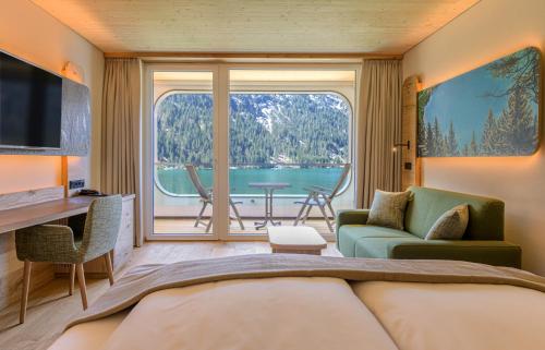 Habitación con sala de estar con ventana grande. en haldensee - Naturerlebnis und Wellnesshotel en Nesselwängle