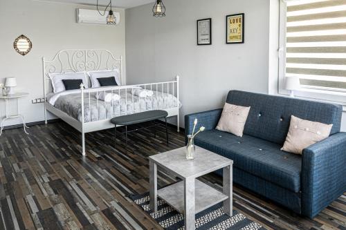 Postel nebo postele na pokoji v ubytování Gladstone suites