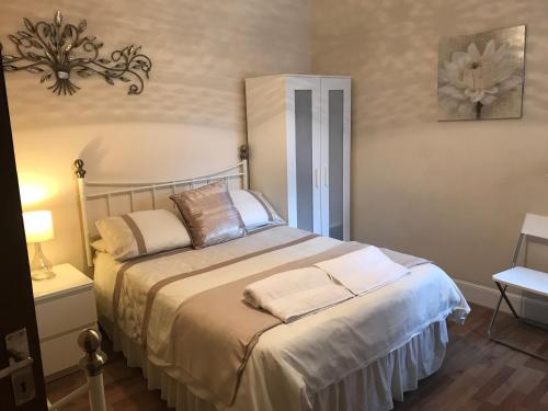 una camera con un letto con due cuscini sopra di Abbey Lodge Guest House a Southampton