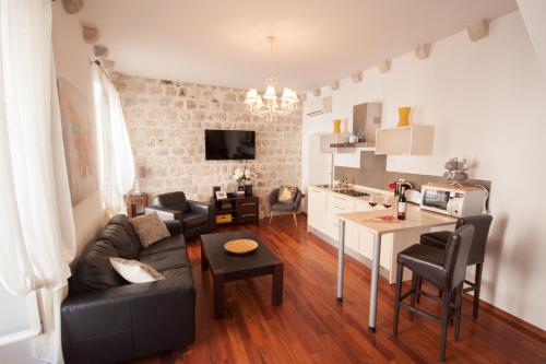 - un salon avec un canapé et une table dans l'établissement 22 THE STRADUN, à Dubrovnik