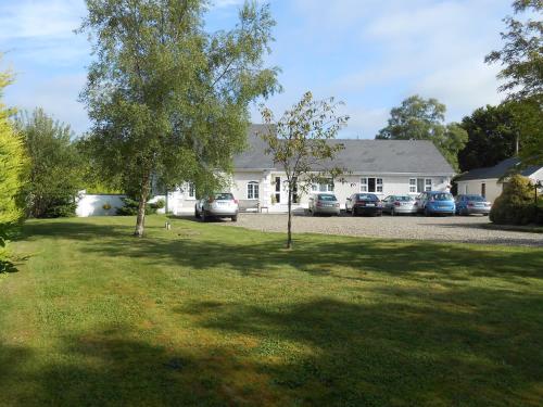 Una casa con muchos coches aparcados en un patio en Birchdale House B&B, en Rathdrum