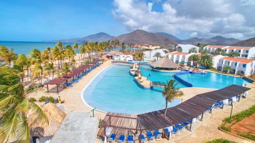 Uitzicht op het zwembad bij Costa Caribe Hotel Beach & Resort of in de buurt