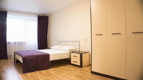 1 dormitorio con cama y espejo grande en Doba In Ua Yavornitskoho6 Apartments, en Dnipro