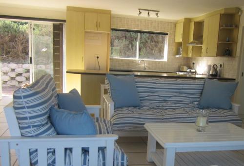 Kuchyň nebo kuchyňský kout v ubytování Modern Beach Cottage