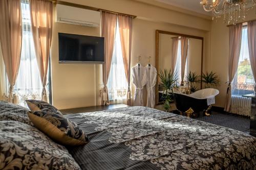Postel nebo postele na pokoji v ubytování Mr. Charlie Luxury apartments