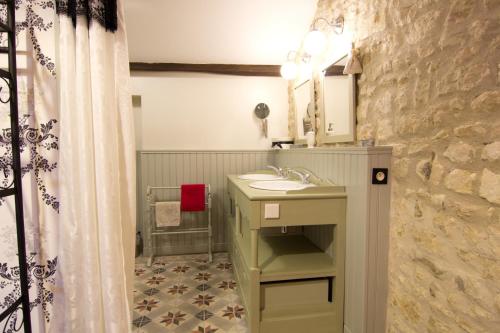 ein Bad mit einem Waschbecken und einem Spiegel in der Unterkunft Gite Lumiere - hameau calme 8km de Jonzac in Nieul-le-Virouil