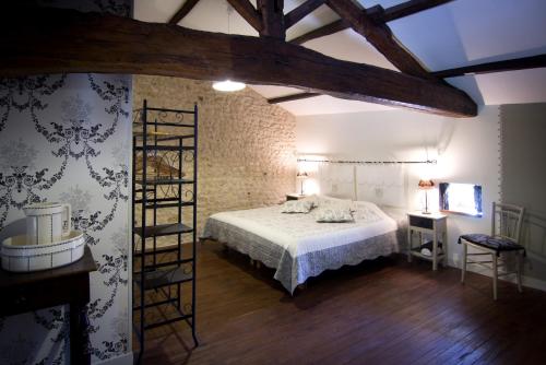 une chambre avec un lit et un parquet dans l'établissement Gite Lumiere - hameau calme 8km de Jonzac, à Nieul-le-Virouil