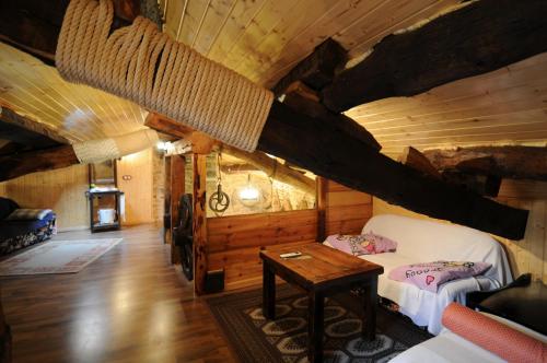 Cabeza del CaballoにあるLa Resbalina Casa Ruralのベッド1台とテーブルが備わるログキャビン内の客室です。