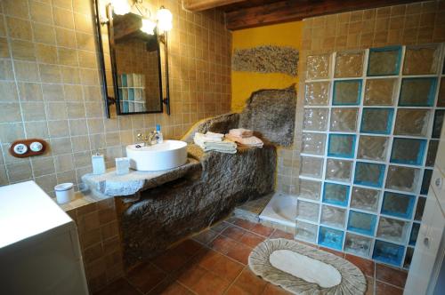 Et badeværelse på La Resbalina Casa Rural