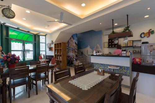 大漢村的住宿－藍色玻璃海，一间带桌子和椅子的用餐室