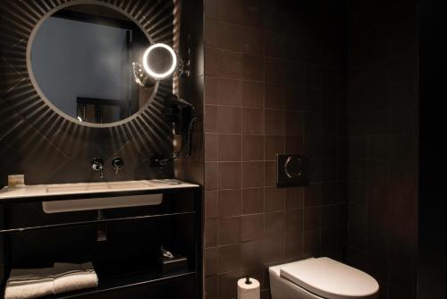 a bathroom with a sink and a mirror at Hotel Mariënhage in Eindhoven